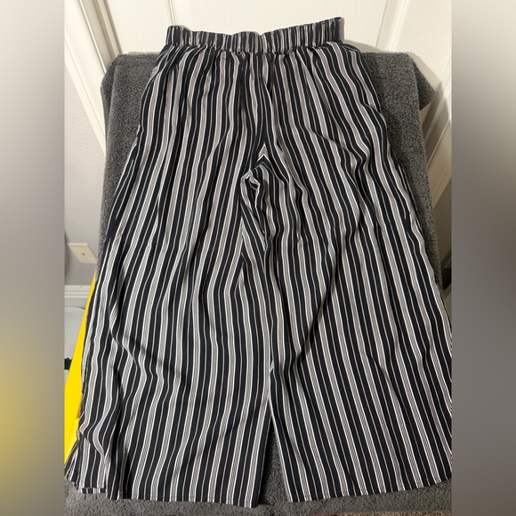 Hollister Linen Black and White Striped Pants - Picture 2 of 4